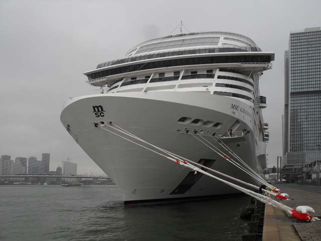 Cruiseschip ms MSC Grandiosa van MSC Cruises aan de Cruise Terminal Rotterdam